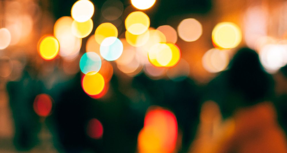 epätarkkoja valoja ja hahmoja kaupungilla