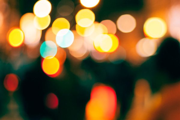 epätarkkoja valoja ja hahmoja kaupungilla