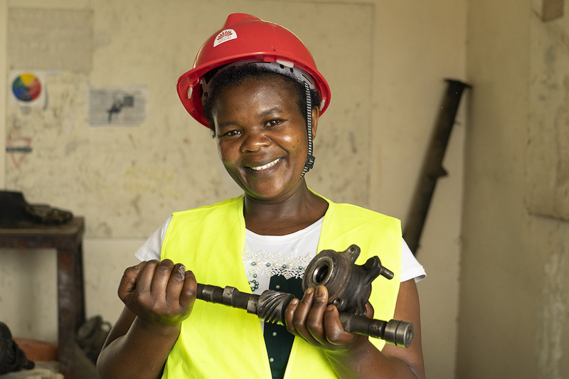 naomi_nyaboke Automekaniikan opiskelija Naomi Nyaboke