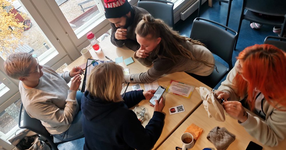 Globaalikasvatuksen ammattilaiset tekevät ryhmätyötä.