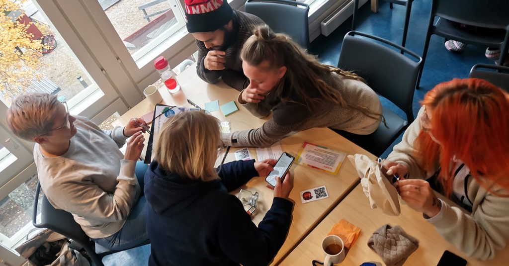 Globaalikasvatuksen ammattilaiset tekevät ryhmätyötä.