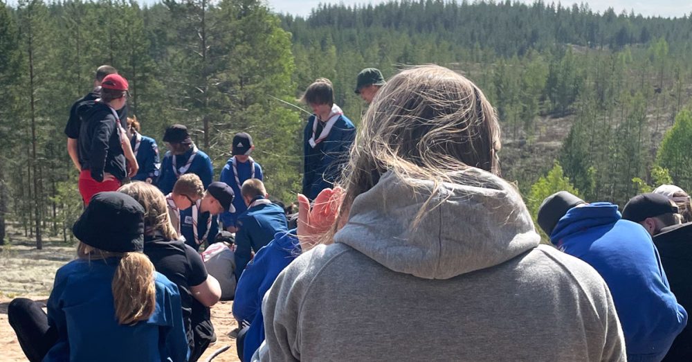 Pohjan veikot -partioryhmä leirillä metsässä.