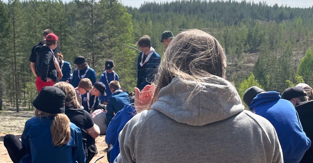 Pohjan veikot -partioryhmä leirillä metsässä.