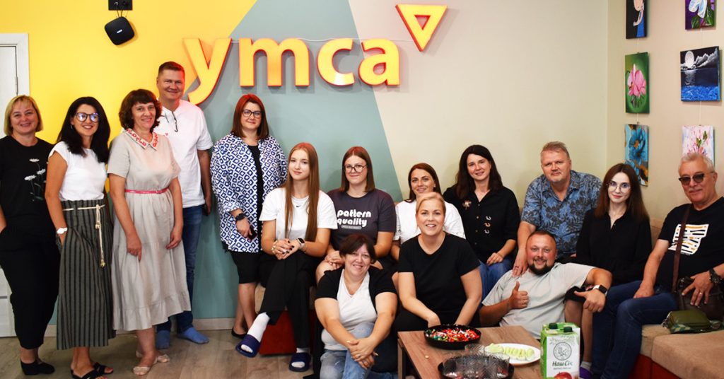 Ukrainan YMCA:n ja Suomen NMKY:n LIiton työntekijät sopivat yhteistyöstä.