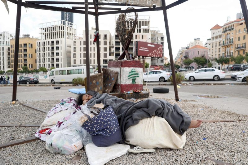 LEBANON - ISRAEL - PALESTINIAN - CONFLICT A displaced girl sleeps on the side walk in downtown Beirut on October 1, 2024. Intense Israeli attacks may have forced up to a million people to flee parts of Lebanon in possibly the worst displacement crisis in the tiny country's history, Lebanon's Prime Minister Najib Mikati said on September 29. LEHTIKUVA / AFP, AFP / LEHTIKUVA / PATRICK BAZ