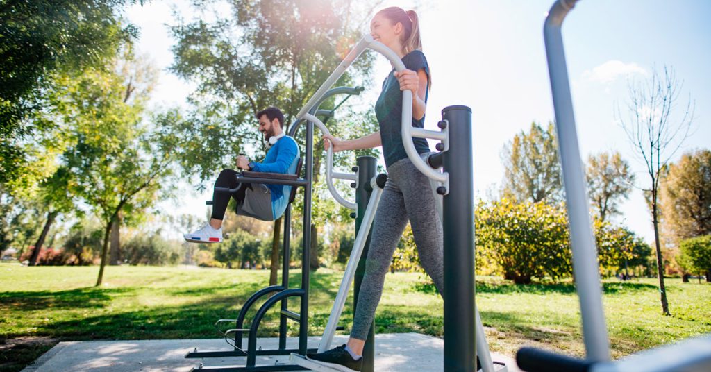 Kaksi ihmistä liikkuvat ulkona.