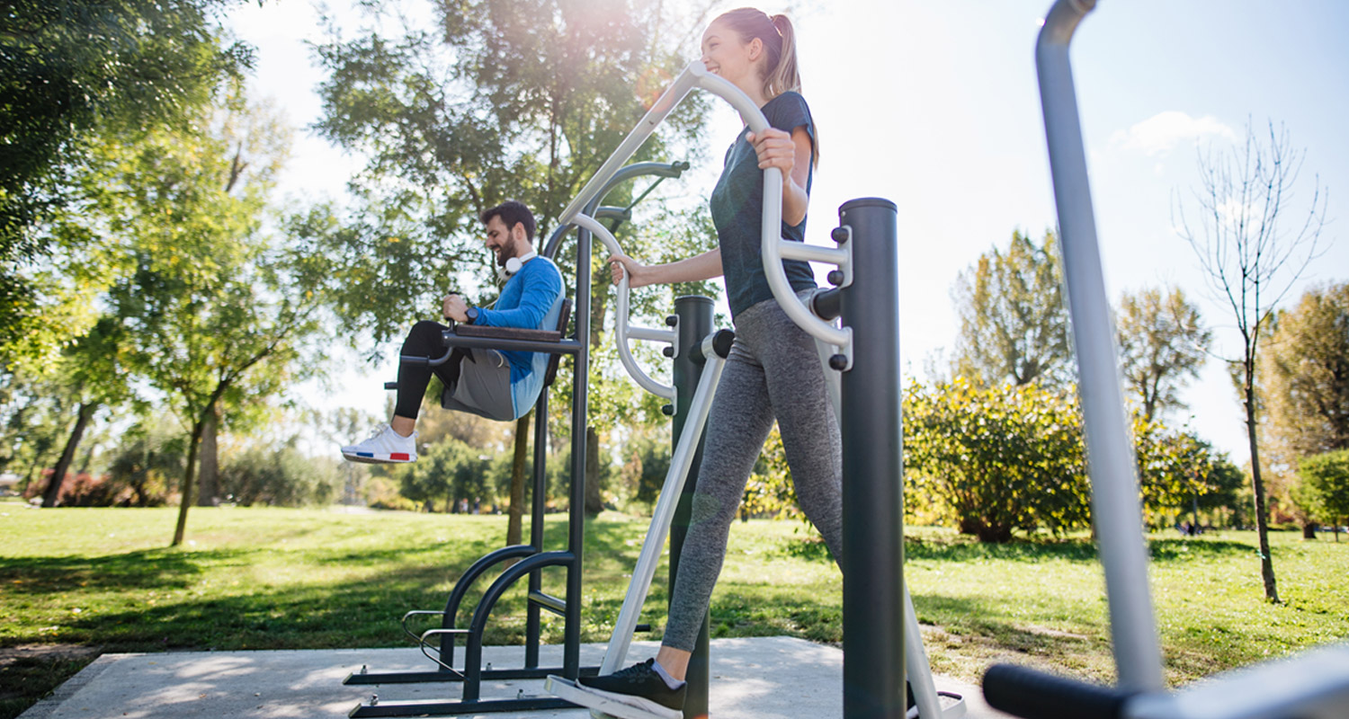 NH-hyvinvointialiikkumalla-ulkoliikuntapaikka-ymca-nmky-web Kaksi henkilöä urheilee ulkona.