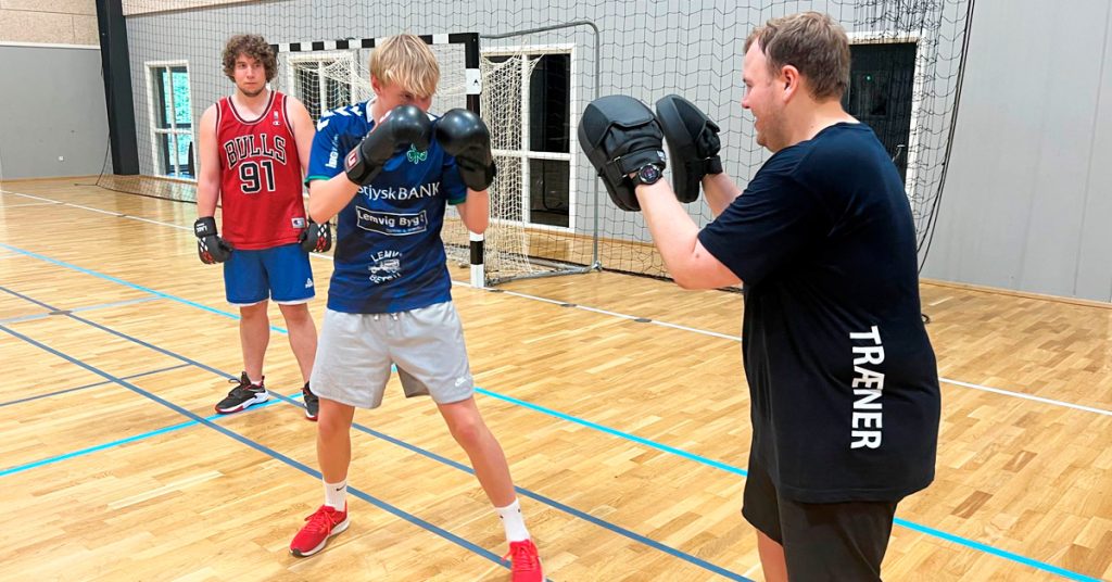 European sport ymca kouluttaa nuoria valmentamaan nyrkkeilyä.