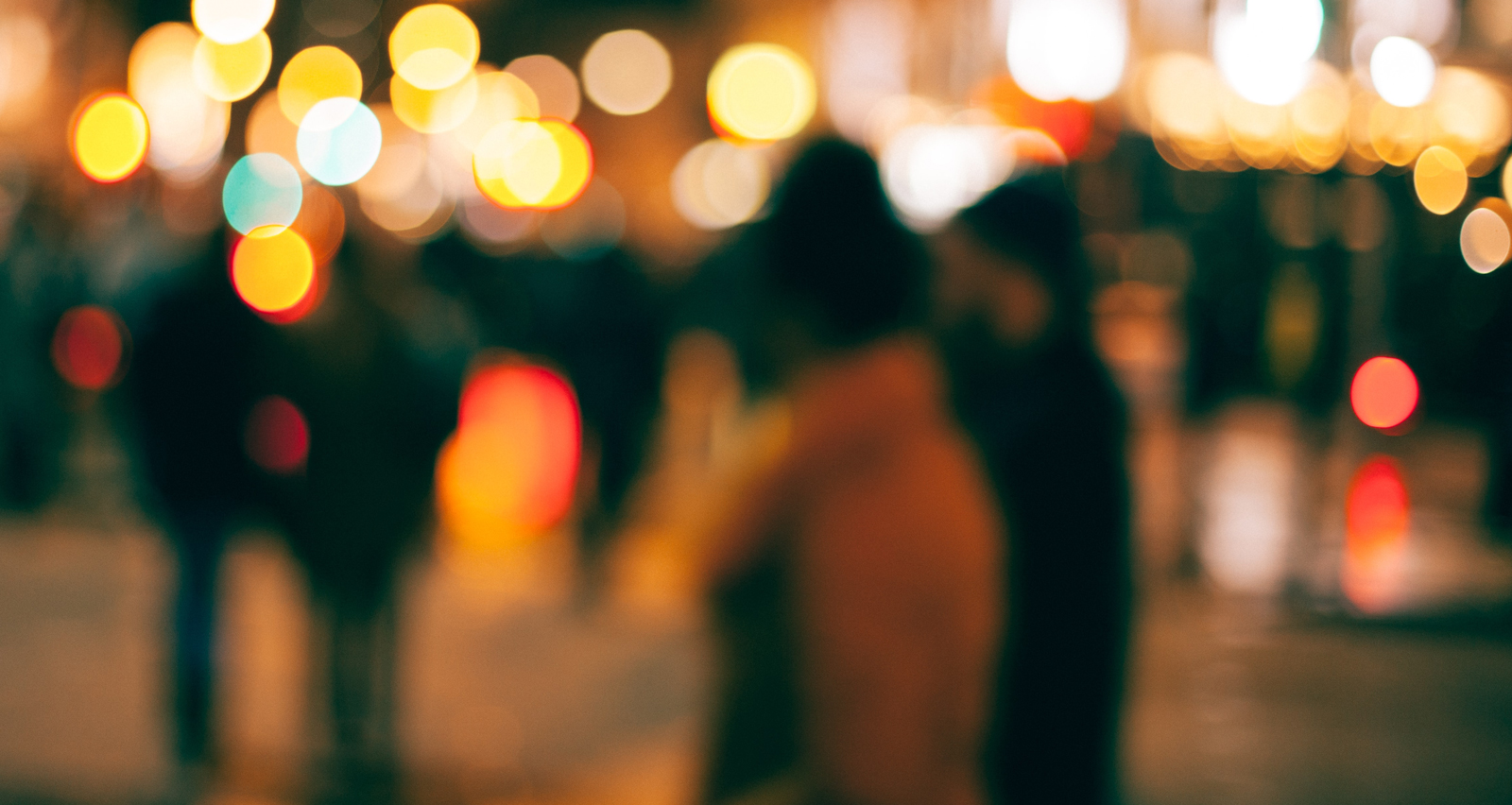 Nuoria öisellä kadulla