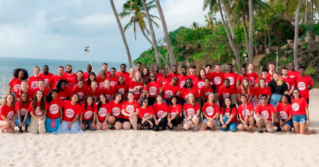 YMCA:n Change agent nuoret ryhmäkuvassa rannalla Keniassa.