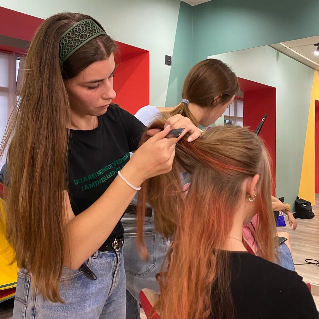 Ukrainan YMCA:n kampaamo-alan täydennyskoulutuksessa.
