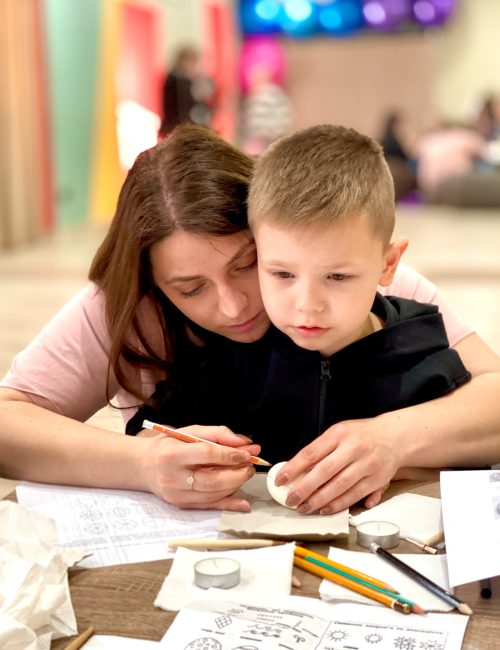 Ukrainassa YMCA tukee lasten, nuorten ja perheiden kriisinkestävyyttä muun muassa ryhmätoiminnan ja stressinhallintakeinojen avulla. Zdolbuniv, Ukraina 2024.