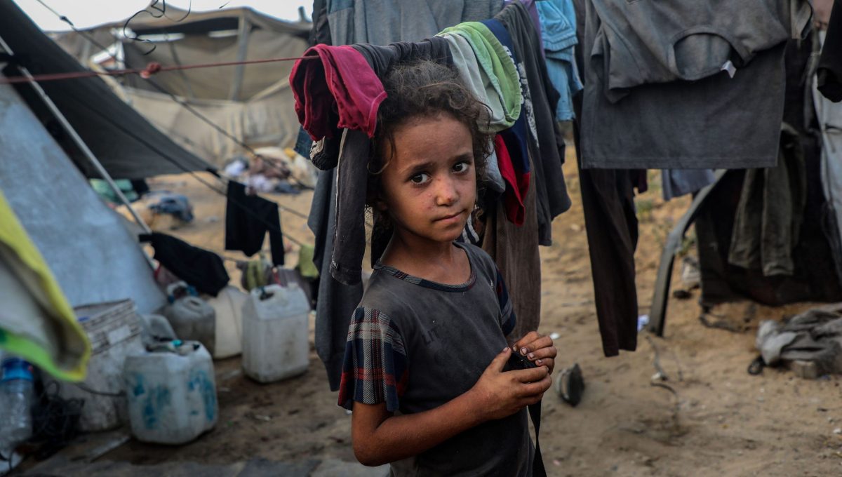 Pieni tyttö perheineen ovat maansisäisiä pakolaisia Gaza Cityn telttakylässä GAZA CITY, July 30, 2025 (Xinhua) -- A kid of Mohammed Abu Amsha, a 39-year-old father of five, is pictured near her tent in Gaza City, July 29, 2025. The family relies on small amounts of pasta, which they obtained from humanitarian aid to the Gaza Strip, and lacks basic cooking ingredients such as tomatoes, vegetables, or even food flavorings., EYEVINE / LEHTIKUVA / RIZEK ABDELJAWAD