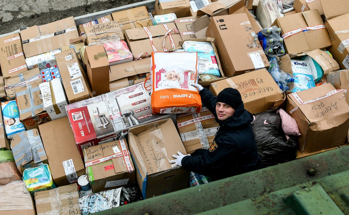 Mies purkaa humanitaarisen avun lähetystä Zaporižžjassa. Kuva: Ukrinform / Lehtikuva / Dmytro Smolyenko.