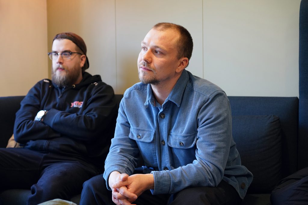 Sakari Halonen, Tampereen YMCA:ltä ja Konsta Ojamaa, Suomen NMKY:n Liitosta kuuntelevat Norjan pääsihteerin kuvausta Førandringshusetien toimintaperiaatteista.