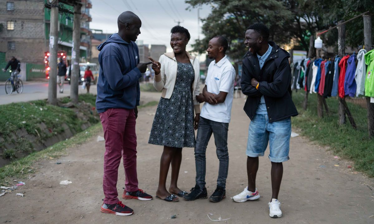 Vertaiskouluttajina toimivat nairobilaisnuoret jakavat omille yhteisöilleen, miten toteuttaa kaupunkiviljelyä.