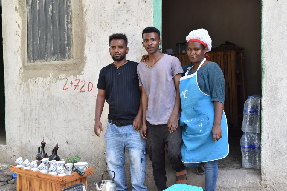 Opiskelija Worku Mikiyas, 21, Basazen Sileshi, 21 ja Benet Ayele, 35, pyörittävät yhdessä kahvilaa. Benet on ammatiltaan kokki ja huolehtii ruokien valmistuksesta, Worku ja Basazen hoitavat hankinnat.