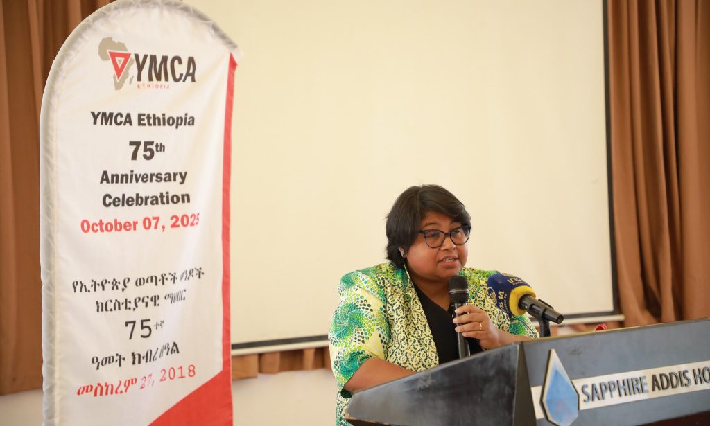 Afrikan alueellisen YMCA:n, Africa Alliance of YMCAs, pääsihteeri Nirina Rakotomalala pitää puhetta Etiopian YMCA:n 75-vuotisjuhlallisuuksissa.