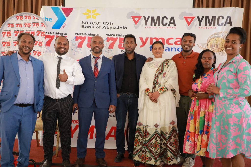 Etiopia YMCA:n henkilöstöä juhalpäivänä.
