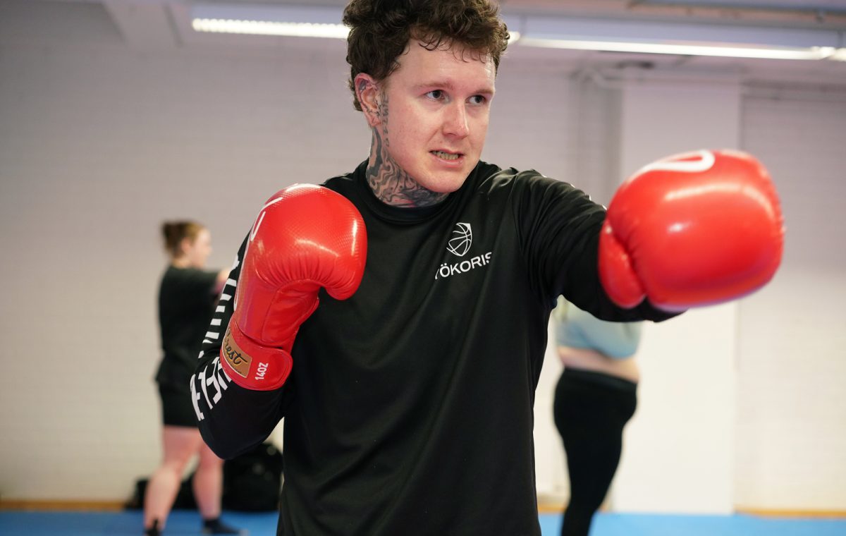 Nuoriso- ja ryhmäohjaajana Helsingin NMKY:llä toimiva Kristian Karvonen käy vapaa-ajallaan kuntonyrkkeilemässä yhdessä liikuntaetsivätoimintaan osallistuvien nuorten kanssa.