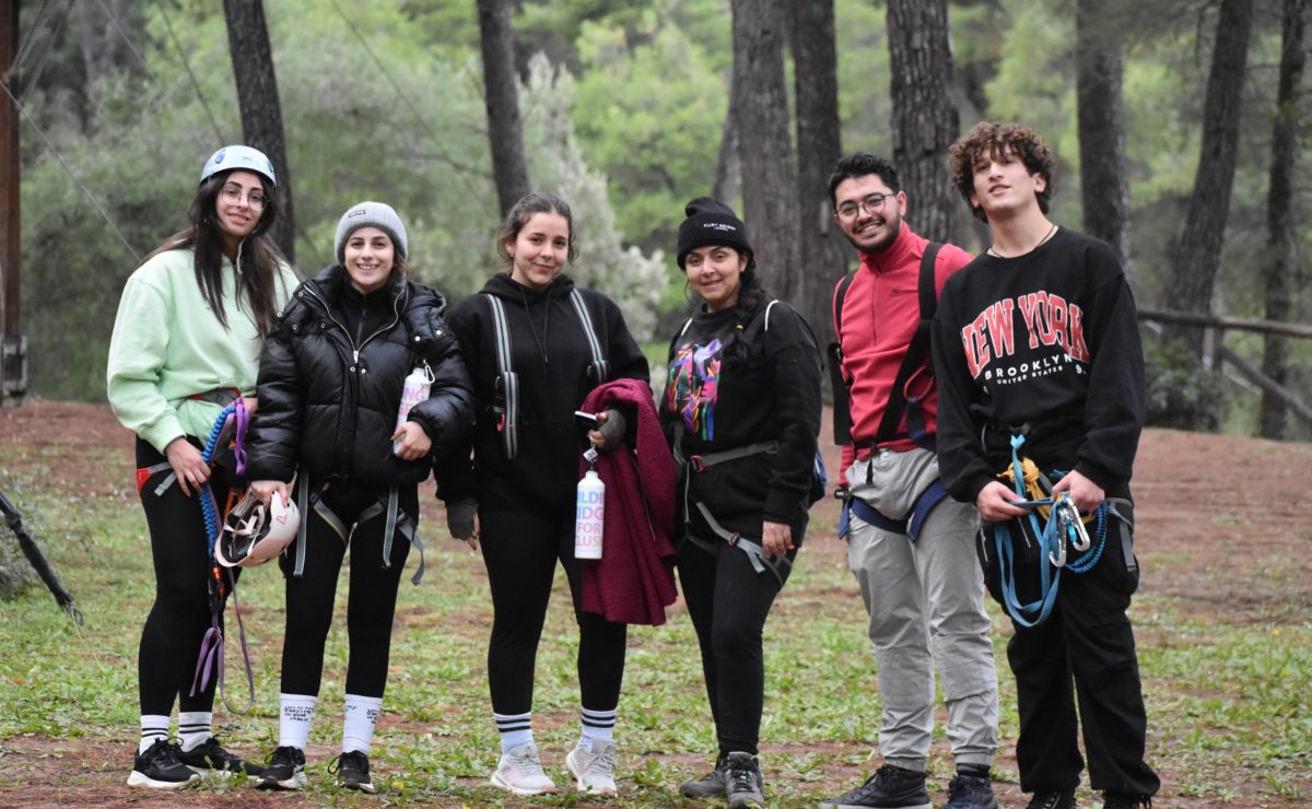 Osallistujat tutustumassa Chalkidin leirikeskuksen seikkailupuistoon Kreikassa.