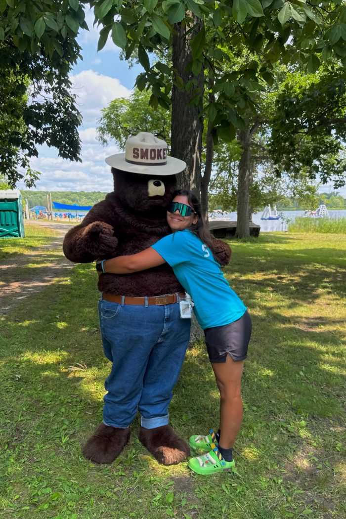 Esmeralda8_1000x1500 Smokey the Bear vieraili Esmeraldan leirikeskuksessa Campfire Across America -päivänä.